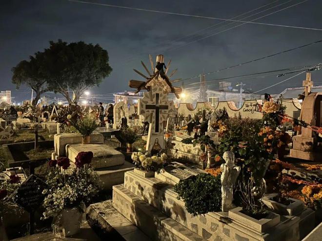 哥坟头挤满蹦迪的中国人j9九游会网站入口墨西(图3) 哥坟头挤满蹦迪的中国人j9九游会网站入口墨西(图3)