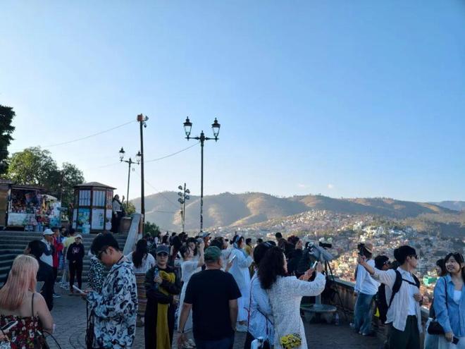 哥坟头挤满蹦迪的中国人j9九游会网站入口墨西(图5) 哥坟头挤满蹦迪的中国人j9九游会网站入口墨西(图5)